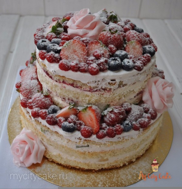 Торт с пудрой розами и свежими ягодами торты на заказ Mycitycake