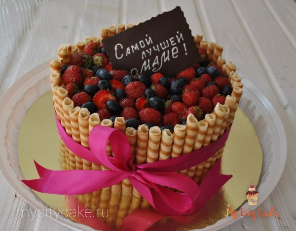 Торт с ягодой и вафельными палочками торты на заказ Mycitycake