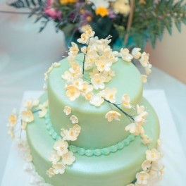 Свадебный торт с цветами на заказ в Красноярске