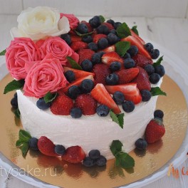 Ягодный торт с живыми цветами на заказ в Красноярске
