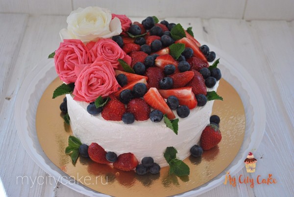 Ягодный торт с живыми цветами торты на заказ Mycitycake