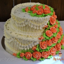 Свадебный торт со сливочными розочками на заказ в Красноярске
