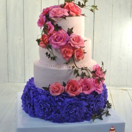 Свадебный торт с веточками роз на заказ в Красноярске