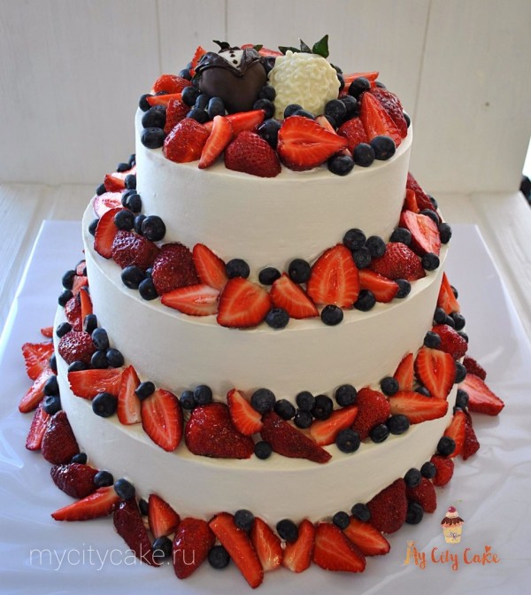 Свадебный торт с ягодой 3 торты на заказ Mycitycake