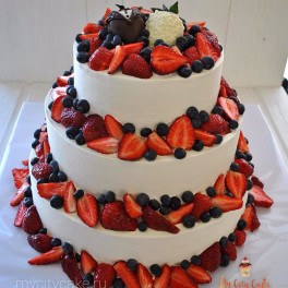Свадебный торт с ягодой 3 на заказ в Красноярске