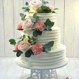 Торт на свадьбу с живыми розами на заказ в Красноярске