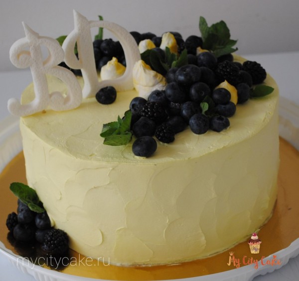 Торт с ягодами и инициалами торты на заказ Mycitycake