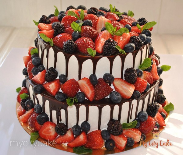 Свадебный торт с клубникой и голубикой 3 торты на заказ Mycitycake